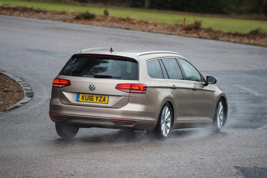  Volkswagen Passat Estate BlueMotion 2015 года  (UK) (фото 17 из 30)